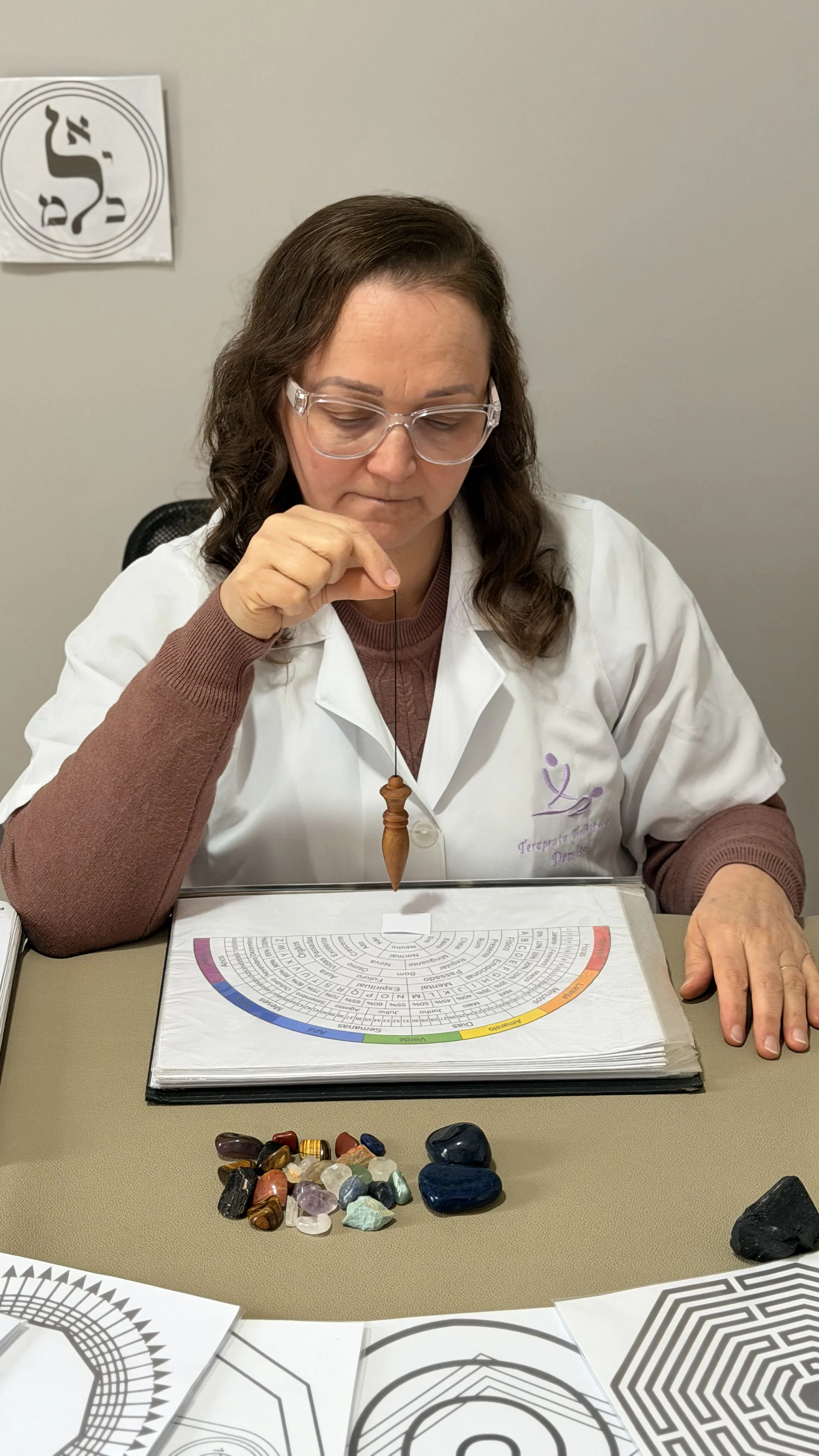 Denise K Pereira realizando atendimento de radiestesia